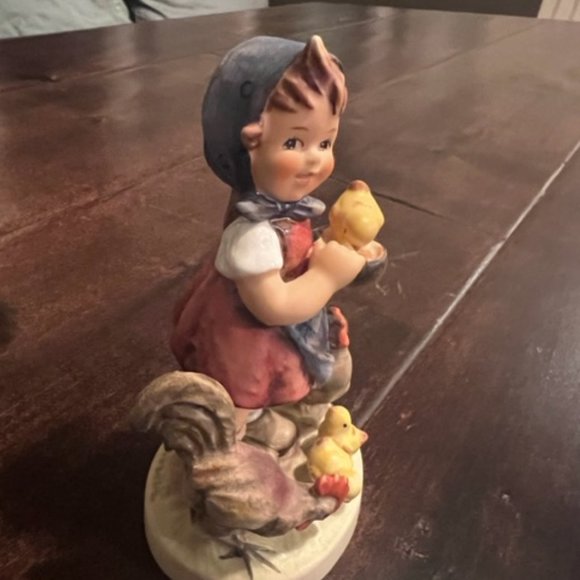 Goebel Hummel Figurine 'Feeding Time' 199/0 Girl with Chickens West Germany - Picture 2 of 11